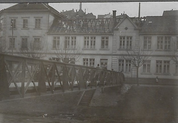 Foto des alten Fabrikgebäudes der B.H. Mayer's Kunst-Präge-Anstalt mit ausgebranntem Dachstuhl aus dem Jahr 1910