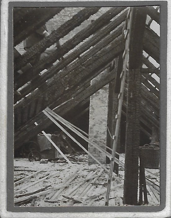Ansicht des ausgebrannten Dachstuhls der B.H. Mayer's Kunst-Präge-Anstalt von 1900