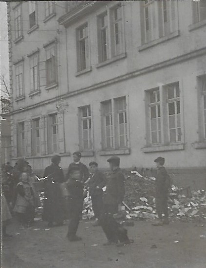 Schaulustige vor den Trümmern des Dachstuhlbrandes im Fabrikgebäude der B.H. Mayer's Kunst-Präge-Anstalt 1910