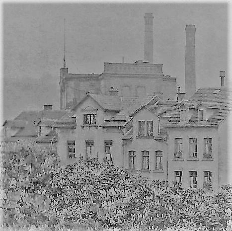 Blick über den Turnplatz zum Weiherberg auf die ersten beiden Häuseder B. H. Mayer's Hof-Kunstprägeanstalt Pforzheim